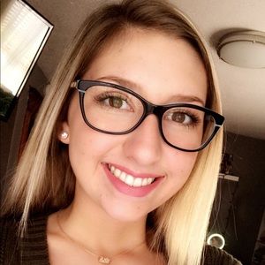 Meet your Posher, Leah